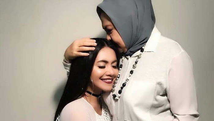 Emilia Contessa dan Denada.