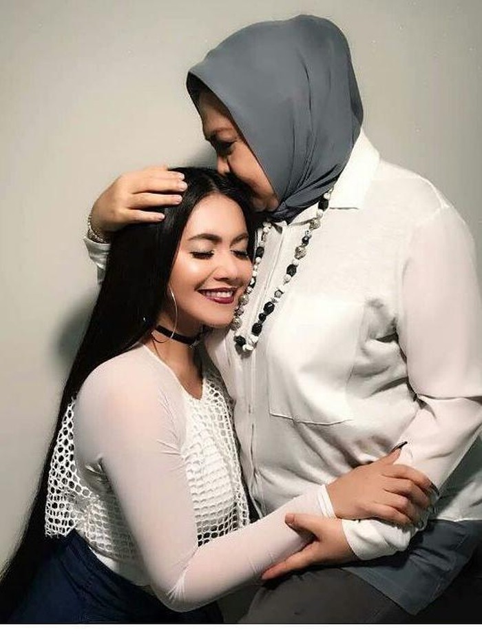 Emilia Contessa dan Denada.