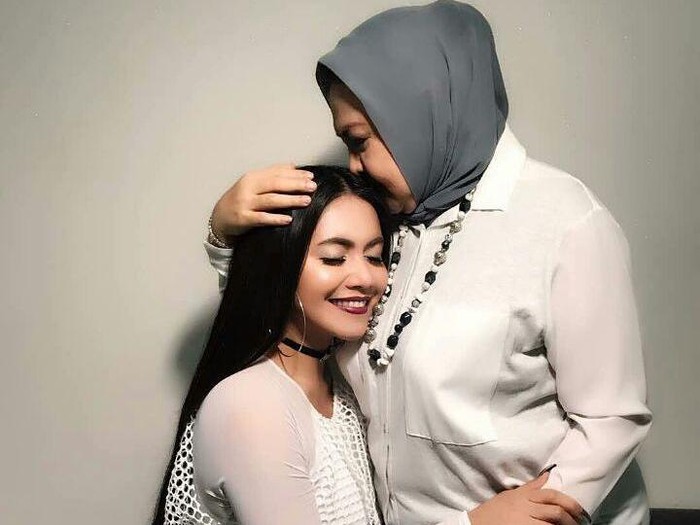 Emilia Contessa dan Denada.
