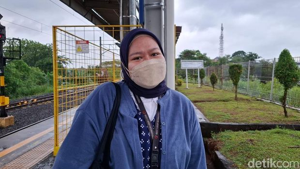 Farah (26), penumpang KRL