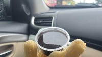 Churros yang renyah disajikan Ed Churros dengan cocolan cokelat yang pekat. Berlokasi di Jalan Raya Babakan Madang, Kabupaten Bogor, harga churrosnya hanya Rp 13.000an per porsi. Foto: Google Review