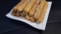 Churros Chateu hadir di kawasan Bogor untuk sajikan churros enak nan murah meriah sebagai camilan. Harganya mulai dari Rp 10.000an dan bisa dibeli di Jalan Villa Bogor Indah 3 No.7, Kedunghalang, Kota Bogor. Foto: Google Review