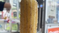 Pengguna KRL yang turun dan naik dari dan di stasiun Depok Baru bisa menyantap Bang Churros. Rasanya yang enak dan banyak cabang menawarkan churros seharga Rp 10.000an. Foto: Google Review