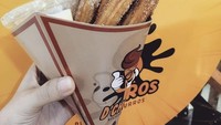 DChurros menjadi solusi bagi warga Setiabudi dan sekitarnya untuk jajan churros enak. Berada di Foodcourt Ambassador harga per porsinya mulai Rp 20.000an dengan isi 6 stik. Foto: Google Review
