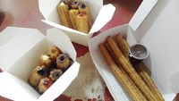 Digoreng selagi hangat, churros yang dijajan Churros Jimenez di Kemayoran diantre pelanggan. Per porsi churros versi kaki lima yang banyak topping dibanderol Rp 10.000an. Foto: Google Review