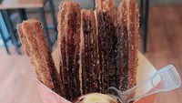 Spesialias churros ada Churrobites yang tawarkan churros seharga Rp 18.000an. Lokasinya berada di Jalan Senayan No.71, Kebayoran Baru, Jakarta Selatan yang hadir dengan tempat makan lebih nyaman. Foto: Google Review