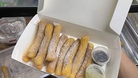Churros Batu Ampar dijajakan dengan gerobakan di Jalan Batu Ampar 3, Kramat Jati, Jakarta Timur. Pilihan saus cocolan yang beragam dibanderol mulai Rp 10.000an saja. Foto: Google Review