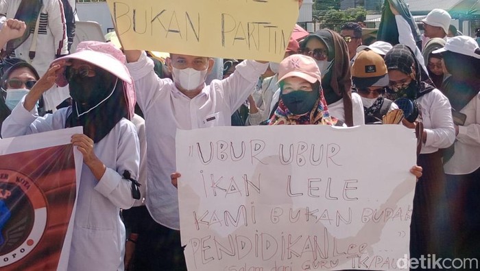 Forum honorer menggelar aksi unjuk rasa di kantor DPRD Palopo.
