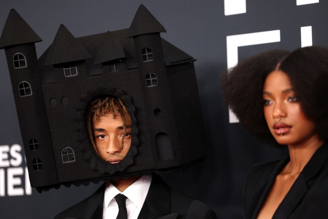 Headpiece Jaden dirancang oleh rumah mode Abodi, yang terinspirasi dari sejarah Transylvania dan mitos vampir Bathori. Desain ini menggabungkan estetika gothic dengan elemen modern. Foto: Getty Images