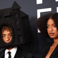 Headpiece Jaden dirancang oleh rumah mode Abodi, yang terinspirasi dari sejarah Transylvania dan mitos vampir Bathori. Desain ini menggabungkan estetika gothic dengan elemen modern. Foto: Getty Images