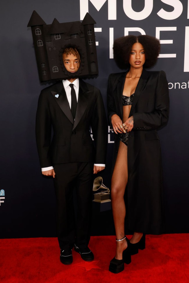 Willow Smith dan Jaden Smith tampil serasi dalam balutan busana avant-garde yang memadukan unsur edgy dan seni. Mereka sukses menciptakan momen fashion yang ikonik di ajang penghargaan musik bergengsi ini. Foto: Getty Images