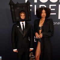 Willow Smith dan Jaden Smith tampil serasi dalam balutan busana avant-garde yang memadukan unsur edgy dan seni. Mereka sukses menciptakan momen fashion yang ikonik di ajang penghargaan musik bergengsi ini. Foto: Getty Images