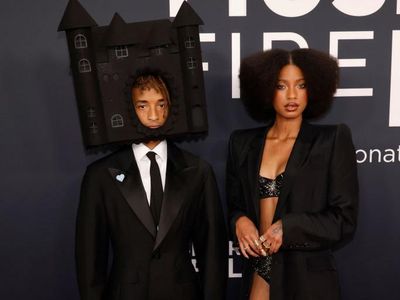 7 Gaya Nyentrik Jaden dan Willow Smith di Grammys, Pakai Kastil di Kepala