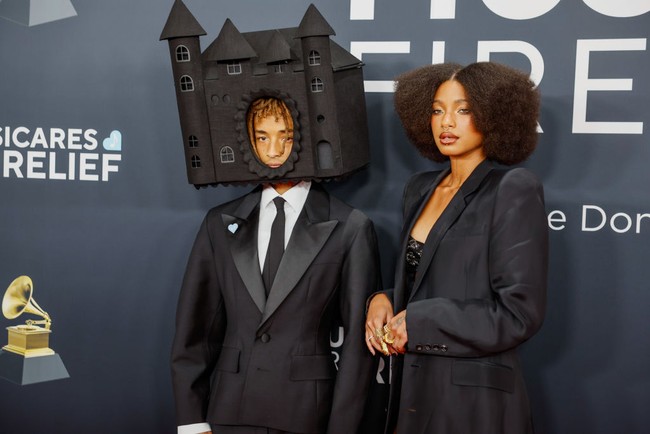 Rambut keriting model dan musisi 24 tahun ini ditata dalam gaya bervolume yang menambah kesan dramatis pada keseluruhan look-nya. Foto: Getty Images