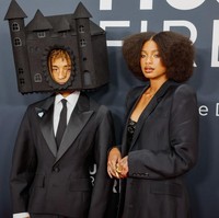 Rambut keriting model dan musisi 24 tahun ini ditata dalam gaya bervolume yang menambah kesan dramatis pada keseluruhan look-nya. Foto: Getty Images