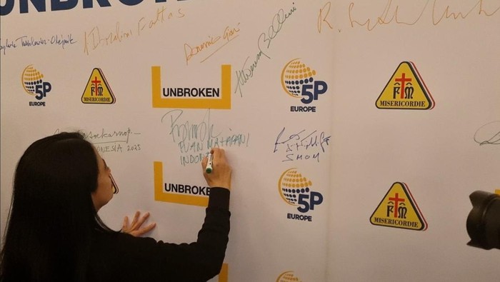 Foto: Ketua DPR RI Puan Maharani membubuhkan tanda tangan komitmen dukungan terhadap anak-anak korban perang dalam forum Unbroken Kids Alliance di Roma, Italia, Minggu (2/2/2025) malam.