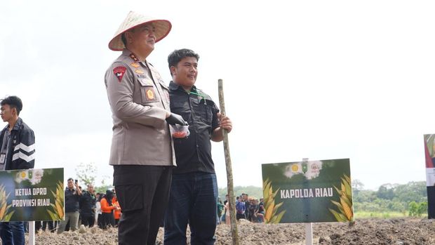 Foto: Wamentan-Kapolda Riau tanam jagung (Dok Humas Polda Riau)