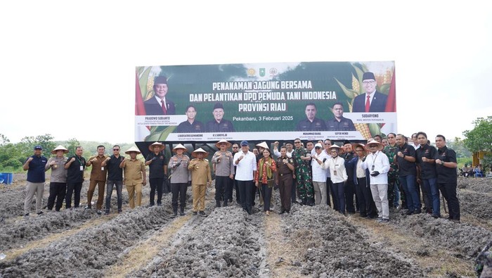 Foto: Wamentan-Kapolda Riau tanam jagung (Dok Humas Polda Riau)