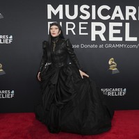 Hitam mendominasi penampilan para bintang seakan mengekspresikan kesedihan akan bencana kebakaran hebat yang melanda Los Angeles baru-baru ini. Salah satunya Lady Gaga yang memancarkan aura gothic dalam balutan gaun Sameul Lewis. (Foto: Jordan Strauss/Invision/AP)