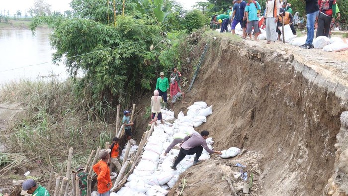 Gotong royong perbaikan jalan di Bojonegoro setelah longsor