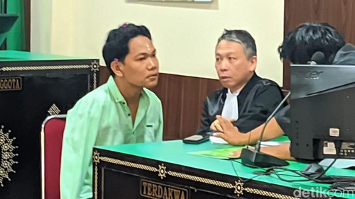 I Wayan Agus Suartama (IWAS), seorang pria difabel, saat menjalani sidang yang digelar di Pengadilan Negeri (PN) Mataram, Senin (3/2/2025).