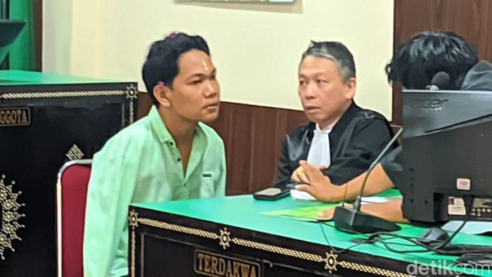 I Wayan Agus Suartama (IWAS), seorang pria difabel, saat menjalani sidang yang digelar di Pengadilan Negeri (PN) Mataram, Senin (3/2/2025).