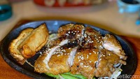 Tak hanya beefsteak, tapi Ikira juga memiliki menu chicken steak, yaitu Toriniku. Harga seporsinya Rp 71.000, sajiannya berupa daging paha ayam fillet yang digoreng dengan balutan tepung renyah, kemudian disajikan di atas hot plate. Foto: detikFood/Yenny Mustika Sari