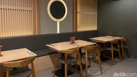 Restoran ini berkonsep minimalis Jepang yang memadukan unsur ornamen kayu pada meja makan dan hiasan dindingnya. Dapur mereka juga terbuka, sehingga pelanggan bisa melihat proses pembuatannya. Foto: detikFood/Yenny Mustika Sari