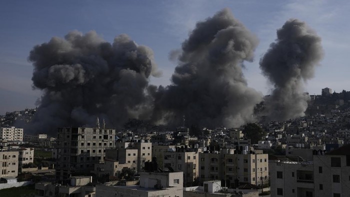 Israel Kembali Serang Palestina, Ledakkan Kamp Pengungsi di Jenin Smoke rises following an explosion detonated by the Israeli army, which said it was destroying buildings used by Palestinian militants in the West Bank Jenin refugee camp, Sunday, Feb. 2, 2025. (AP Photo/Majdi Mohammed)