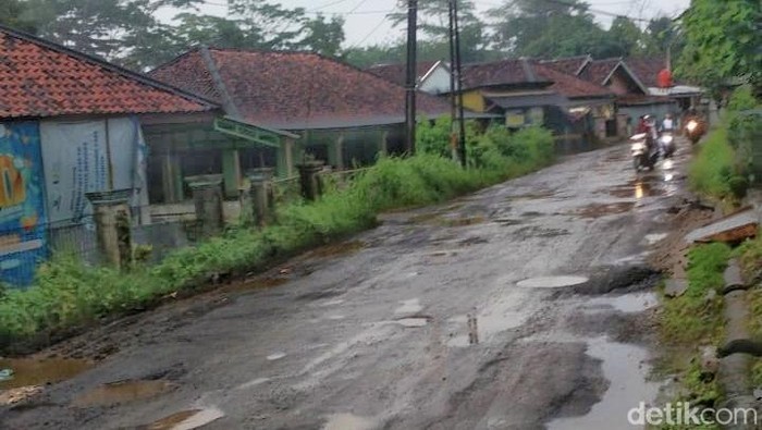 Jalan Raya Badami-Loji di Desa Kertasari, Kecamatan Pangakalan, Kabupaten Karawang