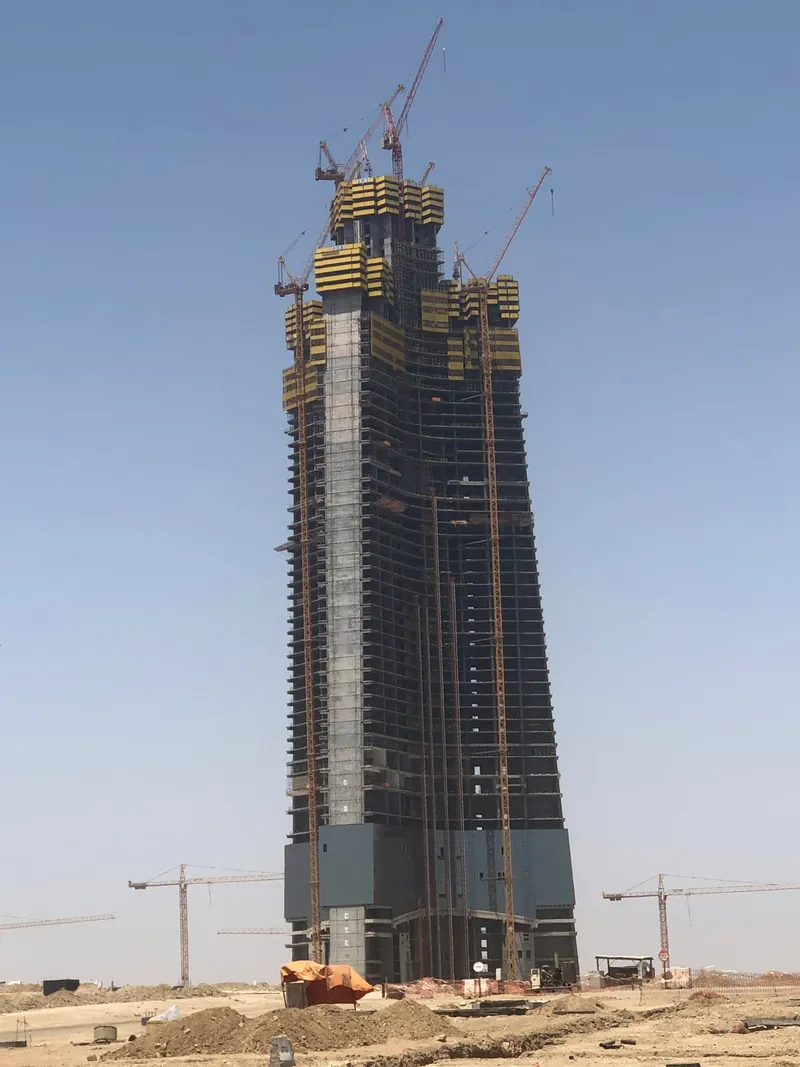 Proyek ambisius gedung yang akan jadi tertinggi di dunia, Jeddah Tower, kembali dilanjutkan dan nantinya mengalahkan tingginya Burj Khalifa.