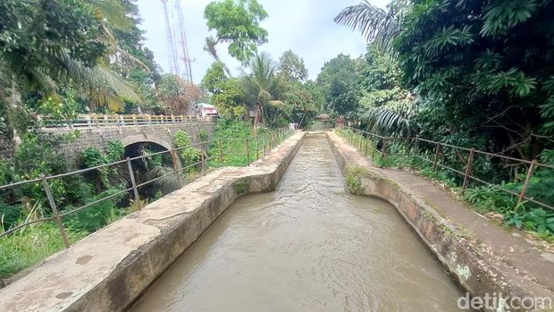 Jembatan cai di Bonjopi, Kabupaten Sumedang.