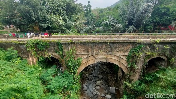 Jembatan cai di Bonjopi, Kabupaten Sumedang.