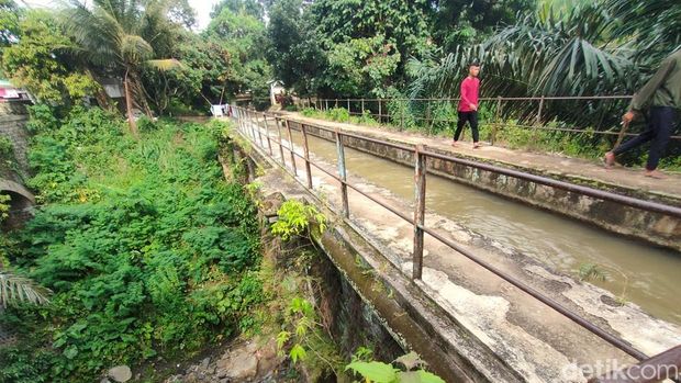 Jembatan cai di Bonjopi, Kabupaten Sumedang.