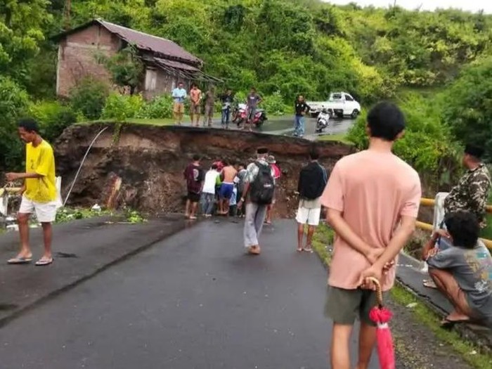 Jembatan yang menghubungkan wilayah Kecamatan Wera, Kabupaten Bima dengan Kota Bima dan sebaliknya yang terputus imbas banjir di Dusun Tololai, Desa Mawu, Kecamatan Ambalawi, Senin, (3/2/2025). (Istimewa)