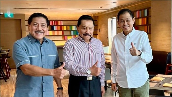 Jenderal TNI (Purn) Prof AM Hendropriyono bersama sang istri, Taty, dan mantan KSAL Laksamana TNI Purn Marsetio menjenguk eks Menhub, Ignasius Jonan. (Instagram @ignasius.jonan)