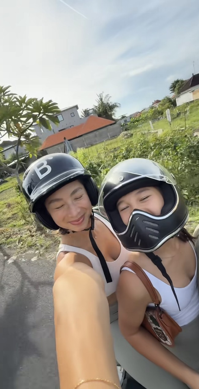 Dalam video singkat terlihat keduanya yang pergi menuju tempat olahraga dengan berboncengan naik motor. Meski memiliki perbedaan usia 25 tahun namun keduanya memang terlihat bak bestie. Foto: Instagram/@jenniferbachdim