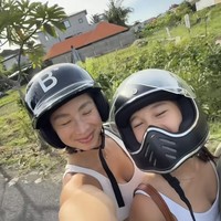 Dalam video singkat terlihat keduanya yang pergi menuju tempat olahraga dengan berboncengan naik motor. Meski memiliki perbedaan usia 25 tahun namun keduanya memang terlihat bak bestie. Foto: Instagram/@jenniferbachdim