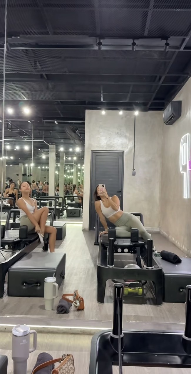 Olahraga pilates bareng, busana yang dikenakan Kiyomi dan Jennifer juga tampak senada. Keduanya memilih tanktop olahraga warna putih dipadukan dengan legging hijau keabuan. Kiyomi memilih legging pendek di atas lutut sementara Jennifer mengenakan lengging panjang. Foto: Instagram/@jenniferbachdim