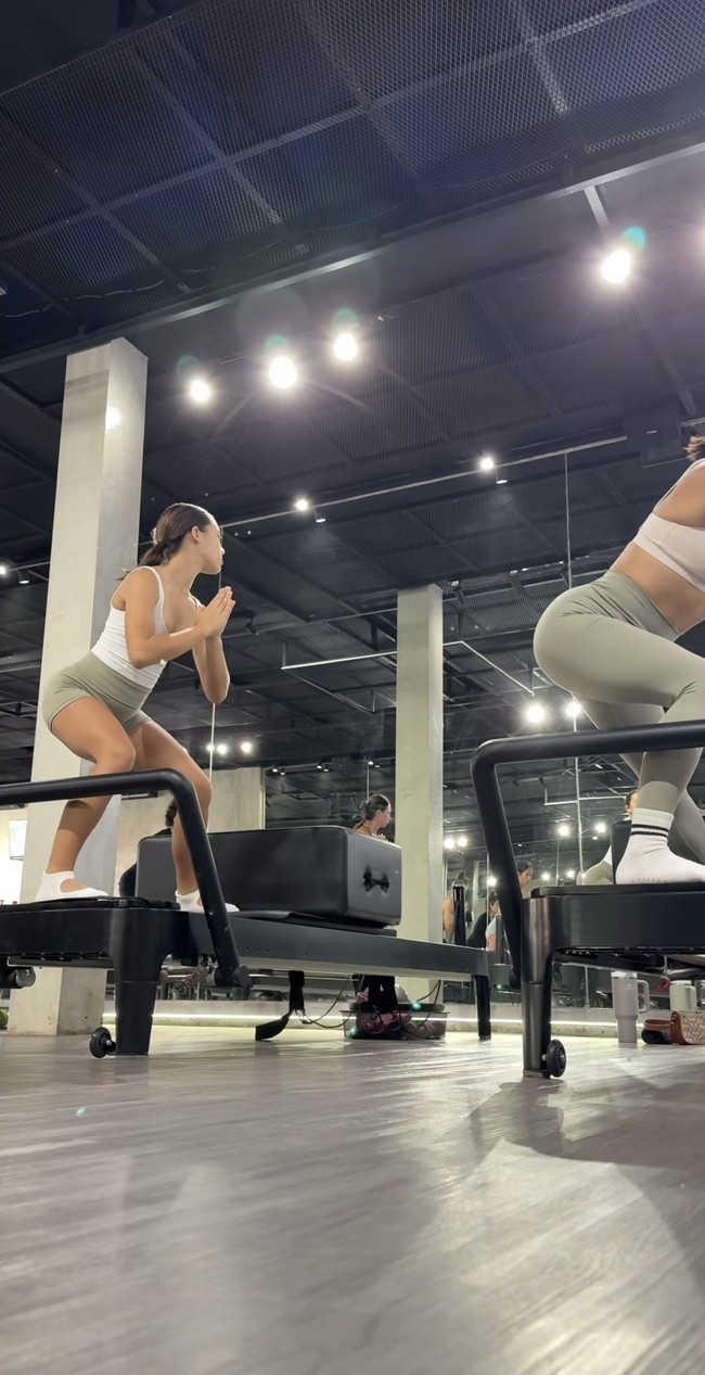 Terlihat Kiyomi dan Jennifer yang kompak melakukan berbagai pose pilates bersama. Saking kompaknya istri dan putri Irfan Bachdim itu sampai dijuluki mommy-daughter goals. Foto: Instagram/@jenniferbachdim