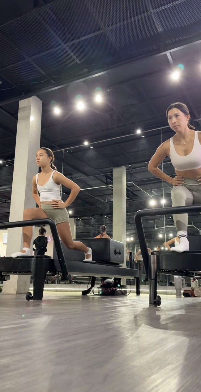 Rutin berolahraga membuat tubuh Jennifer dan Kiyomi tetap bugar dan langsing. Tampak keduanya yang begitu serius mengikuti beragam pose sesuai arahan instrukturnya. Foto: Instagram/@jenniferbachdim