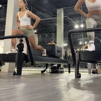 Rutin berolahraga membuat tubuh Jennifer dan Kiyomi tetap bugar dan langsing. Tampak keduanya yang begitu serius mengikuti beragam pose sesuai arahan instrukturnya. Foto: Instagram/@jenniferbachdim