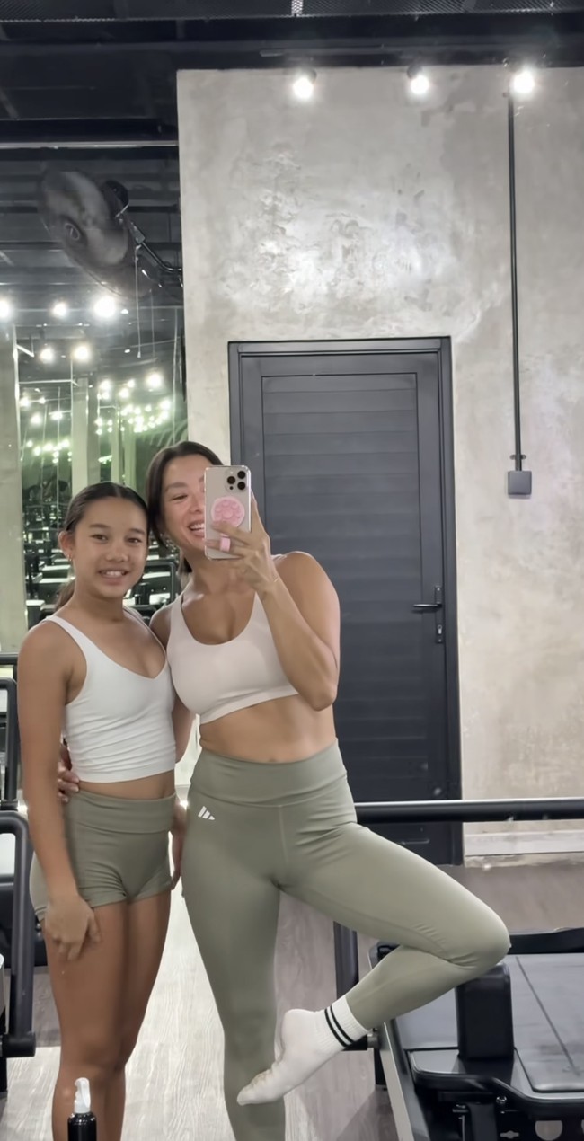 Selesai menjalani pilates keduanya tak lupa melakukan mirror selfie bareng. Kekompakan ibu dan anak yang satu ini memang terlihat bak bestie seumuran. Foto: Instagram/@jenniferbachdim