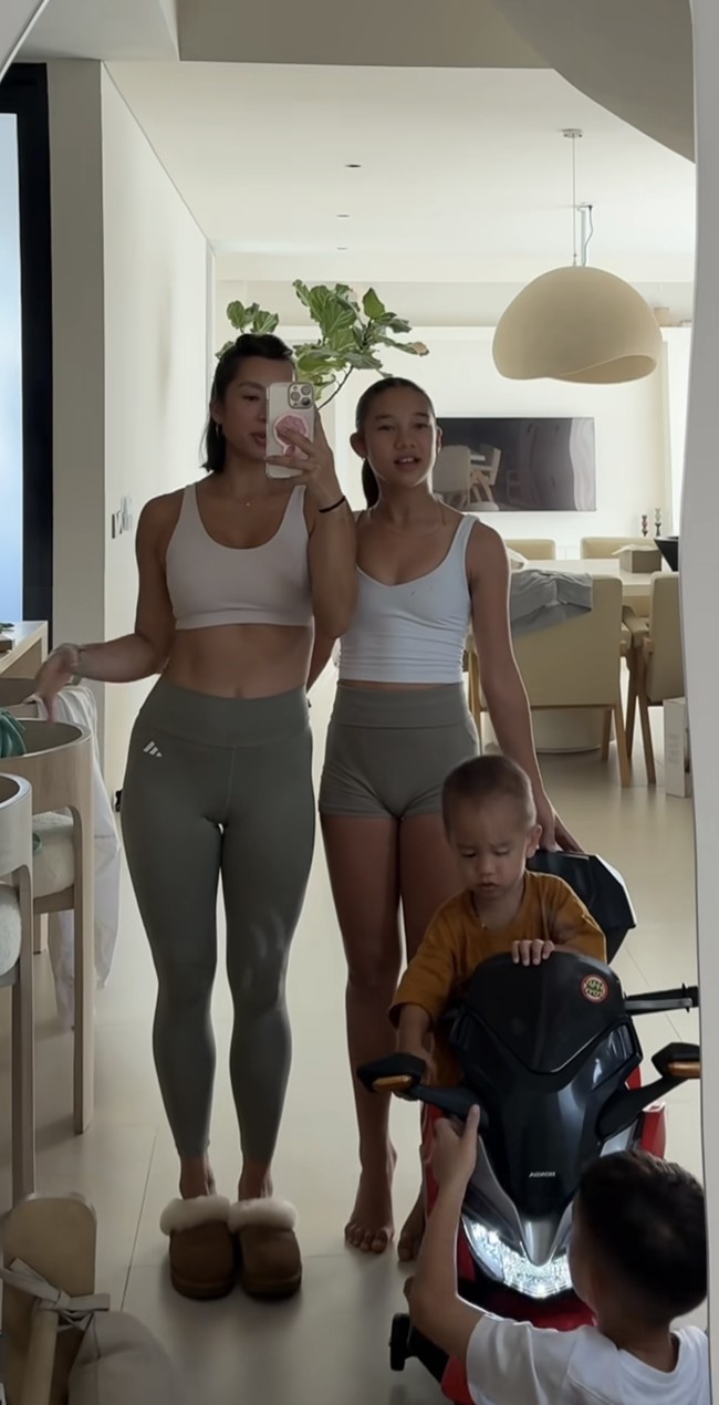 Melalui akun Instagram pribadinya Jennifer Bachdim membagikan momen dirinya dan putrinya, Kyomi Sue Bachdim yang berolahraga bersama. Pasangan ibu dan anak yang satu ini memang kerap tampil kompak dalam segala hal, termasuk kebiasaannya berolahraga. Foto: Instagram/@jenniferbachdim