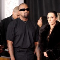 Bianca Censori tidak asing dengan gaya kontroversi. Ketika tampil di Grammy Awards 2025, wanita itu bahkan tidak segan untuk menanggalkan busana dan memperlihatkan penampilan hampir telanjang. Foto: MATT WINKELMEYER, FRAZER HARRISON, Getty Images via AFP