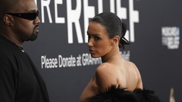 Kanye West, kiri, dan Bianca Censori tiba di Grammy Awards tahunan ke-67 pada hari Minggu, 2 Februari 2025, di Los Angeles. (Photo by Jordan Strauss/Invision/AP)