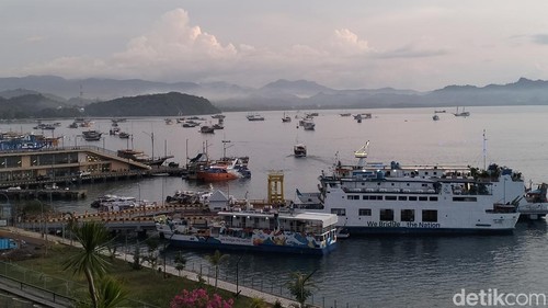 Kapal Feri di pelabuhan ASDP Feri Labuan Bajo, Manggarai Barat, NTT.