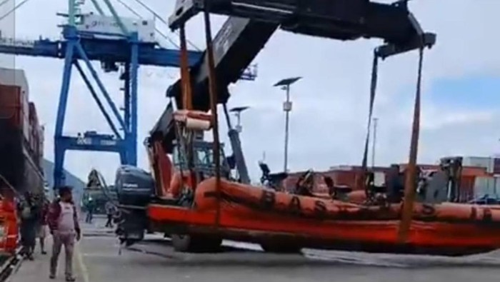 Kapal RIB 04 milik Basarnas Ternate yang meledak di perairan Kota Tidore Kepulauan, Maluku Utara (Malut) berhasil dievakuasi ke pelabuhan.