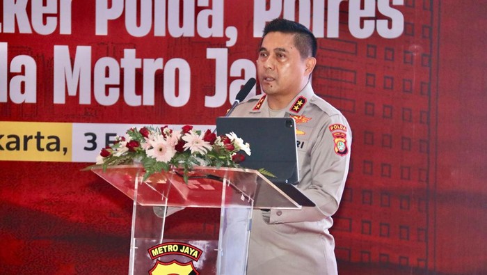 Kapolda Metro Jaya Irjen Karyoto memberikan pengarahan kepada penyidik satker di tingkat polda, polres, dan polsek, Senin (3/2/2025).