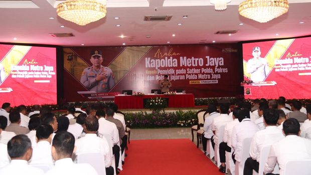 Kapolda Metro Jaya Irjen Karyoto memberikan pengarahan kepada penyidik satker di tingkat polda, polres, dan polsek, Senin (3/2/2025).